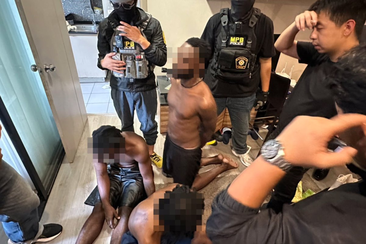 MPB officers during the forced-entry raid in Nonthaburi, 22 May 2026